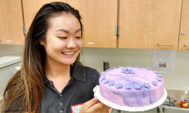 District culinary students partake in free cake decorating class